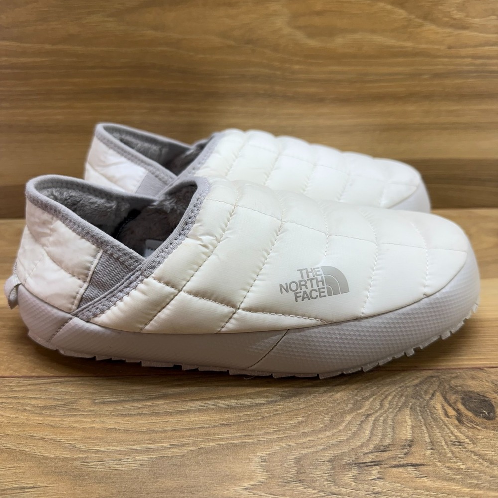 The North Face Thermoball Puffer Slippers Womens 7 White Gray Quilted Traction